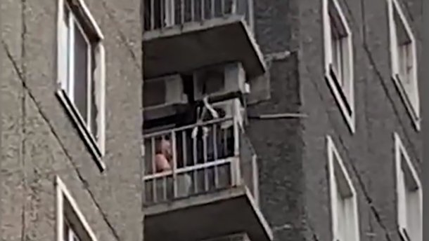 Пьяный экс-прокурор открыл стрельбу с балкона в Днепре, рядом играли дети: видео