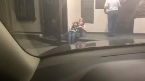 Пьяный прокурор устроил дебош возле ресторана в Черкассах: видео