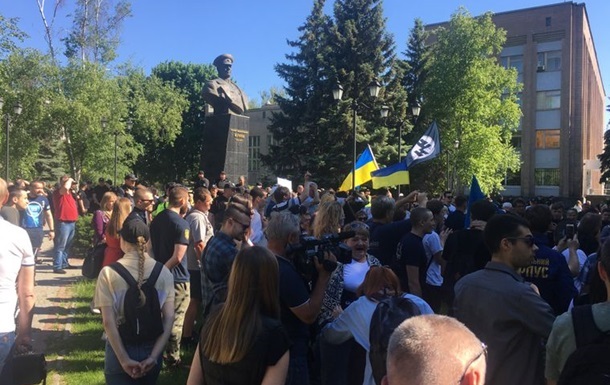 Партия Порошенко грозит выгнать своих однопартийцев из-за проспекта Жукова