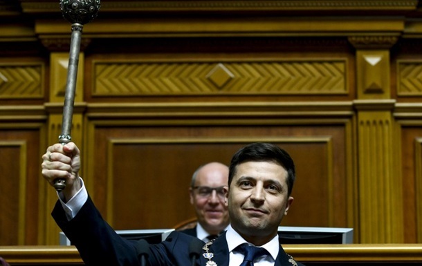 Парубий передал первый закон на подпись Зеленскому
