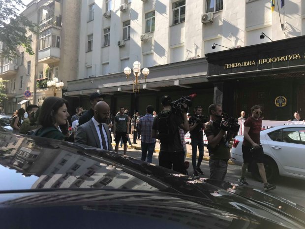 Под ГПУ активисты требуют объявить подозрения заказчикам убийства Гандзюк: фото