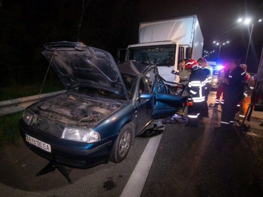 Под Киевом фура протаранила легковушку: видео с места аварии