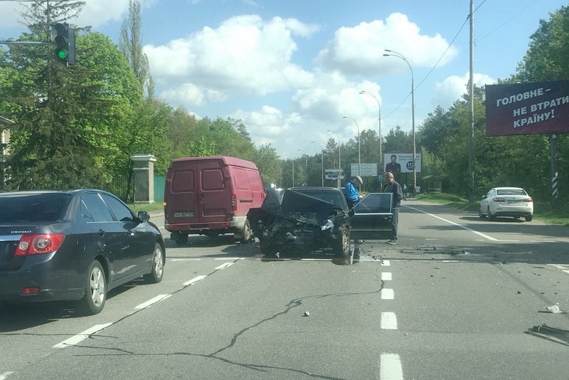 Под Киевом легковушка сбросила с дороги престижный внедорожник (фото)