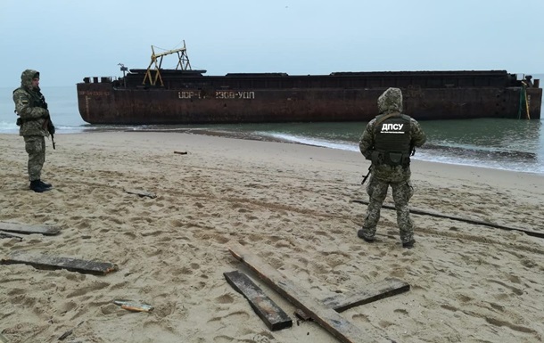 Пограничники взяли под охрану баржу с грузом сигарет под Одессой