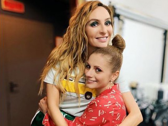 Похотливые ручонки: Варнава схватила за промежность звезду Comedy Woman