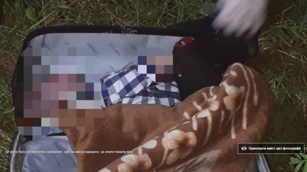 Поліція розшукує горе-матір дитини, яку знайшли мертвою у валізі в Чернівцях: фото 18+