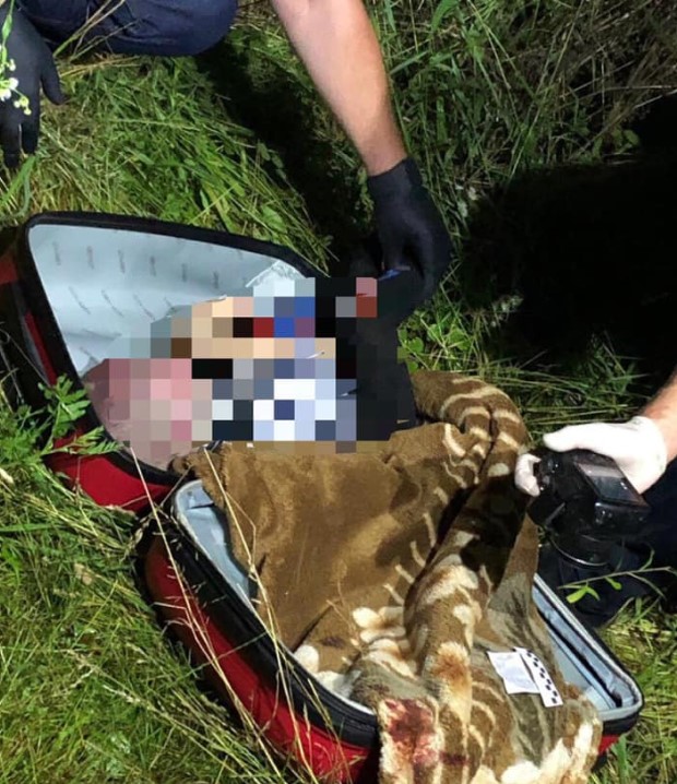Поліція розшукує горе-матір дитини, яку знайшли мертвою у валізі в Чернівцях: фото 18+