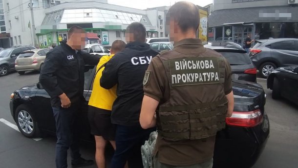 Поліцейський вимагав 8 тисяч доларів за закриття кримінального провадження: фото