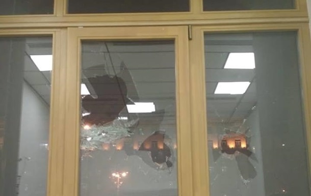 Полиция задержала мужчину, разбившего окно в КГГА