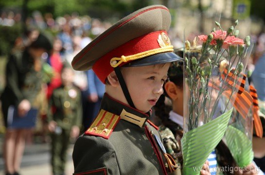 Полковники дошкольных войск: в России провели военный парад с участием детсадовцев (фото)