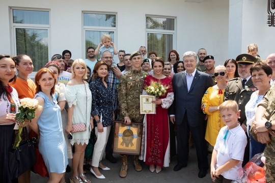 Порошенко посетил свадьбу легендарного добровольца (фото)