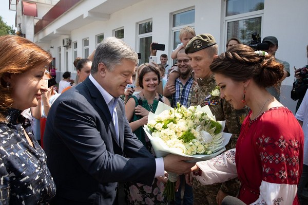 Порошенко посетил свадьбу легендарного добровольца (фото)