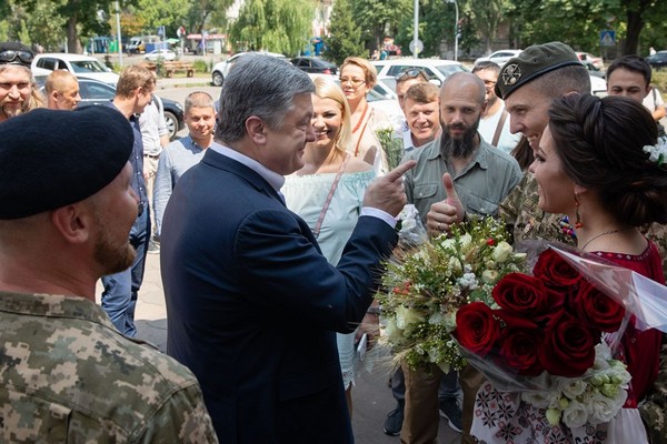 Порошенко посетил свадьбу легендарного добровольца (фото)
