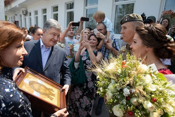 Порошенко посетил свадьбу легендарного добровольца (фото)