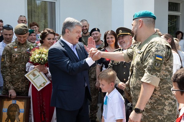 Порошенко посетил свадьбу легендарного добровольца (фото)