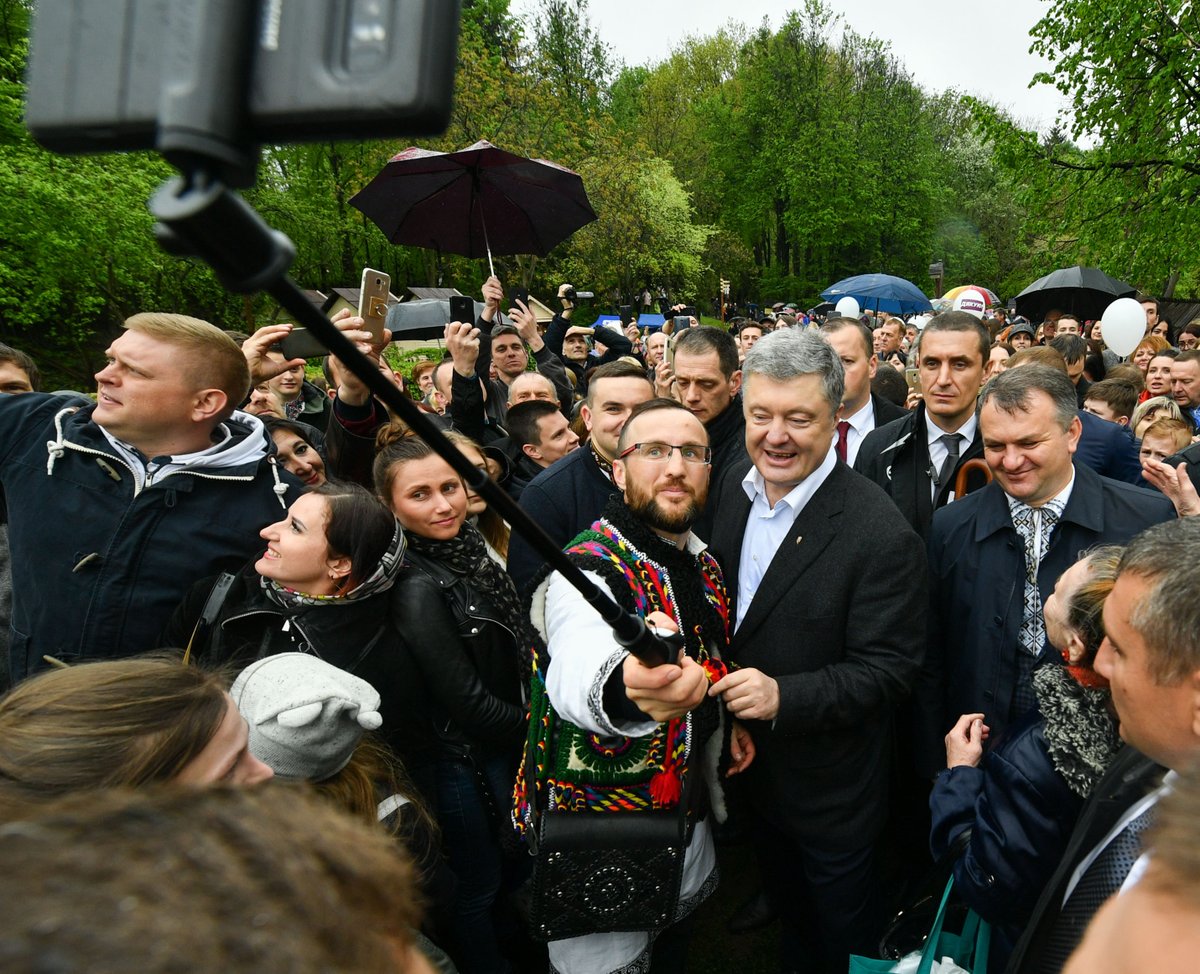 Порошенко во Львове поблагодарил украинцев за свое президентство