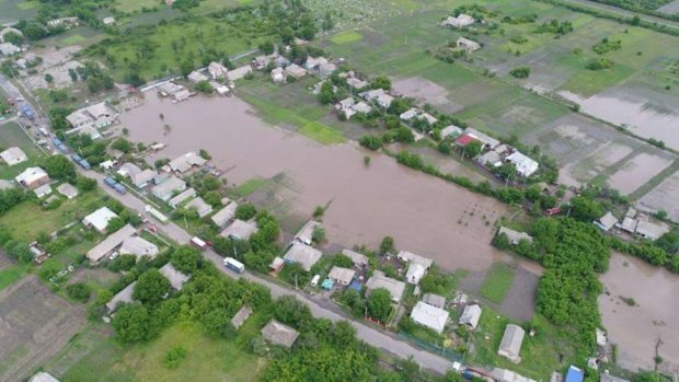 Повінь наробила лиха в Україні: шокуючі фото, відео наслідків негоди