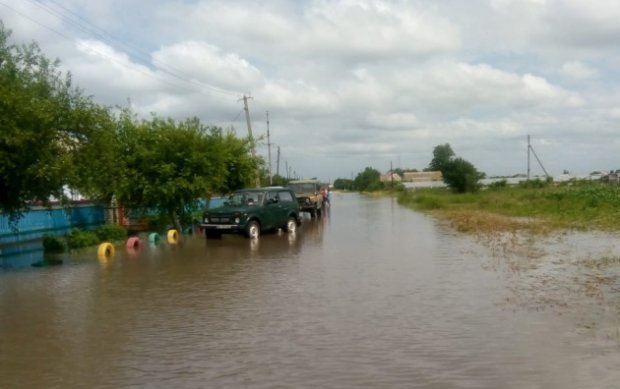 Повінь наробила лиха в Україні: шокуючі фото, відео наслідків негоди