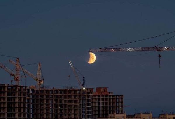 Появились фото и видео полного лунного затмения