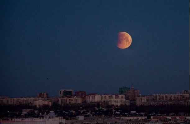 Появились фото и видео полного лунного затмения