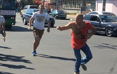 Появилось видео нападения на прохожего в футболке СССР в Харькове