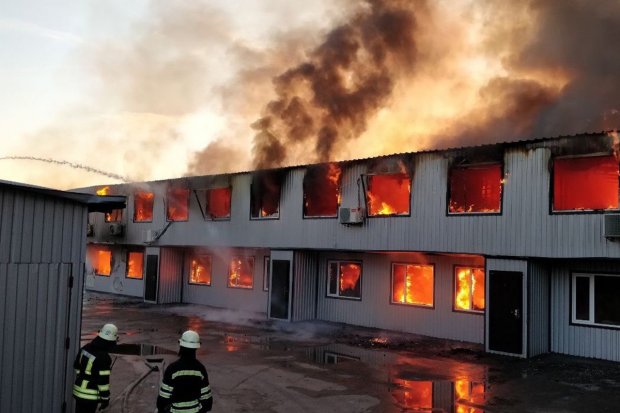 Пожар на складе с секонд-хендом вспыхнул под Киевом: фото и видео