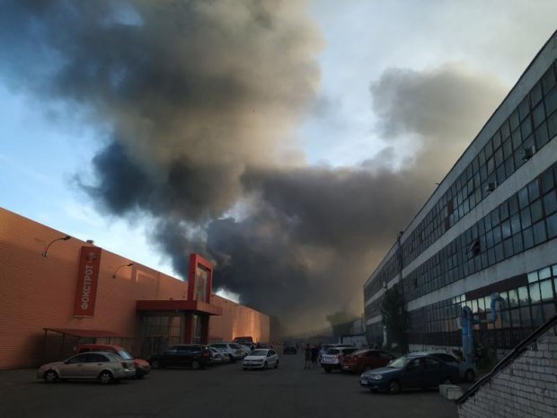 Пожар на складе с секонд-хендом вспыхнул под Киевом: фото и видео