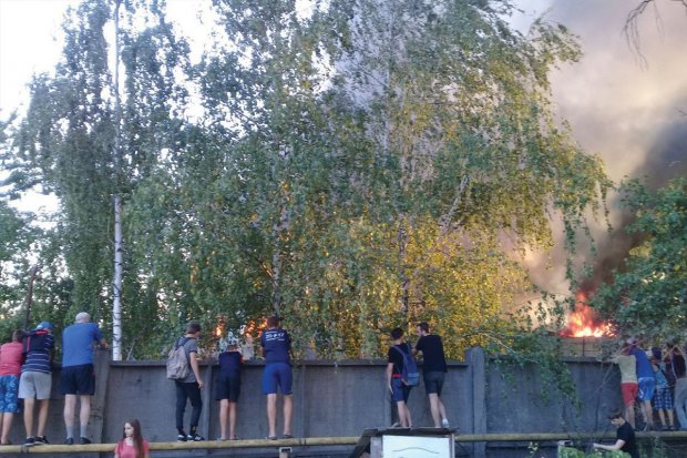 Пожар на складе с секонд-хендом вспыхнул под Киевом: фото и видео
