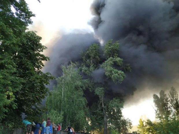 Пожар на складе с секонд-хендом вспыхнул под Киевом: фото и видео