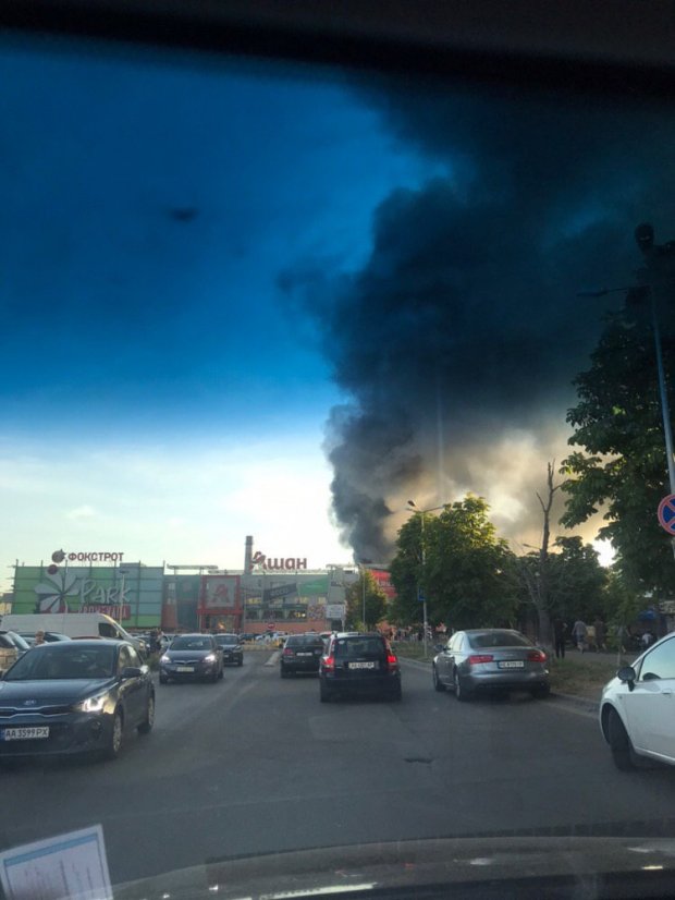 Пожар на складе с секонд-хендом вспыхнул под Киевом: фото и видео