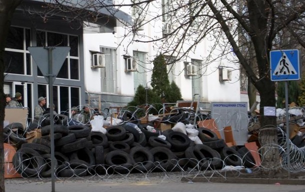 Пророссийские активисты не пускают милицию в здание СБУ в Донецке