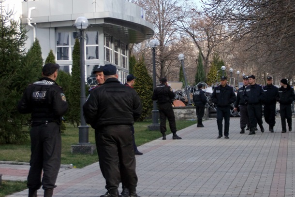 Пророссийские активисты не пускают милицию в здание СБУ в Донецке