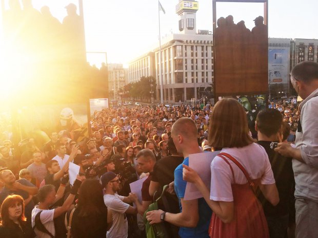 Протест проти реєстрації кандидатами в Раду Клюєва і Шарія: учасники звернулись до Зеленського