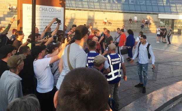 Протест проти реєстрації кандидатами в Раду Клюєва і Шарія: учасники звернулись до Зеленського