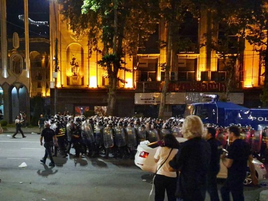 Протесты в Грузии: спецназ с помощью водометов оттеснил протестующих от здания парламента