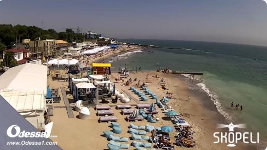 Разница налицо: в сети сравнили фото отдыхающих на пляжах в Одессе и Крыму