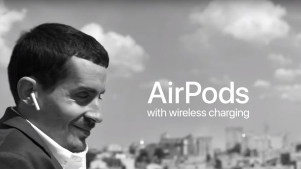 Рекламу наушников AirPods сняли в Киеве: видео