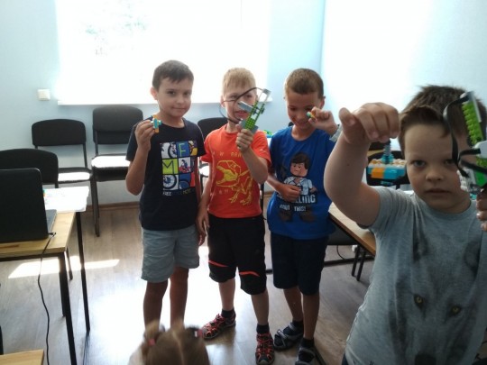 Робототехника, мультики, прогулки: чем занимаются дети в лагере Robokids (фото)