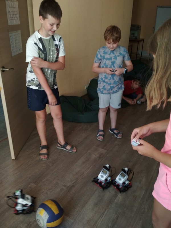 Робототехника, мультики, прогулки: чем занимаются дети в лагере Robokids (фото)