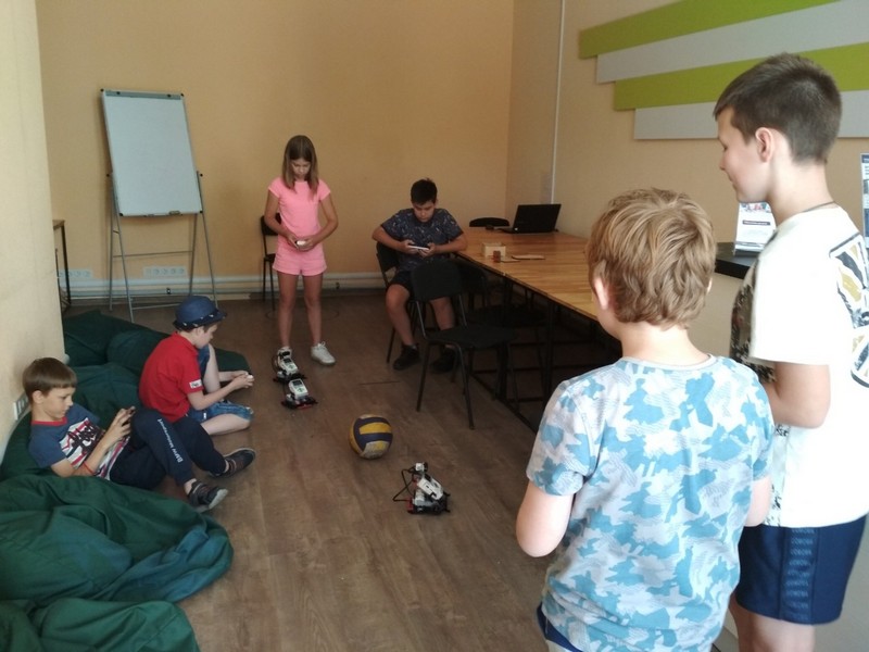 Робототехника, мультики, прогулки: чем занимаются дети в лагере Robokids (фото)