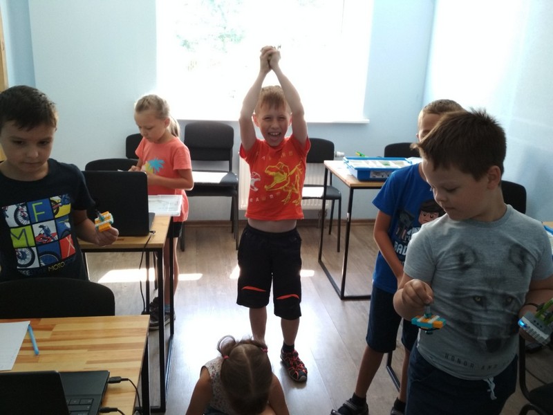 Робототехника, мультики, прогулки: чем занимаются дети в лагере Robokids (фото)