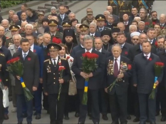 Руководители Украины возложили цветы к Могиле Неизвестного солдата в Киеве (видео)