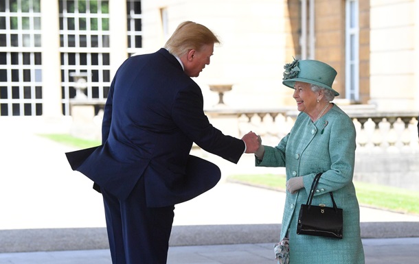С конфузом и скандалом. Визит Трампа в БританиюСюжет