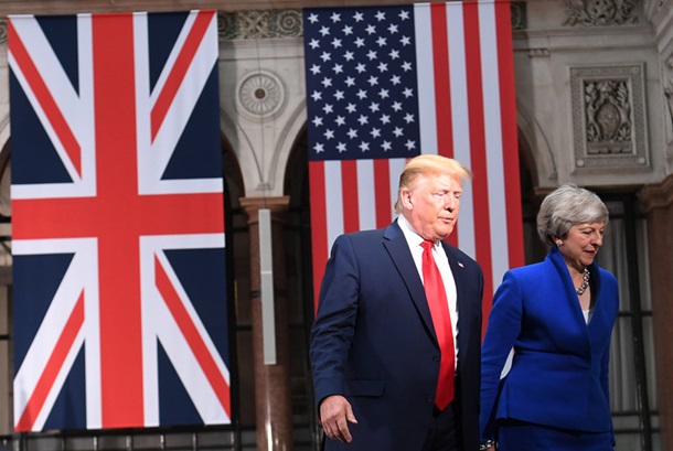 С конфузом и скандалом. Визит Трампа в БританиюСюжет