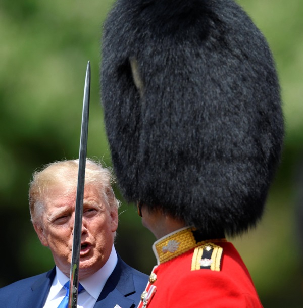 С конфузом и скандалом. Визит Трампа в БританиюСюжет
