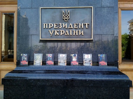 С убийцами мира не заключают: Зеленскому напомнили о погибших на Донбассе бойцах (фото)