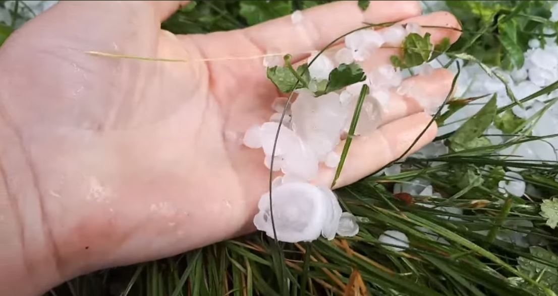 Село под Тернополем засыпало крупным градом: в сети показали фото и видео