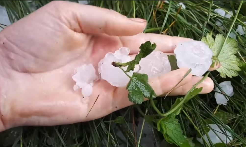 Село под Тернополем засыпало крупным градом: в сети показали фото и видео