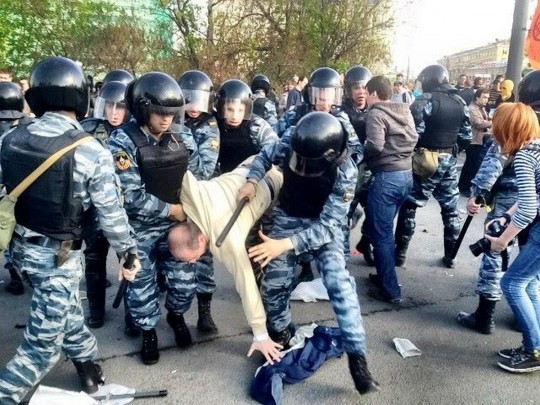 Силовиков Путина, разгонявших протесты в России, выбросили на улицу: в сети ажиотаж (видео)
