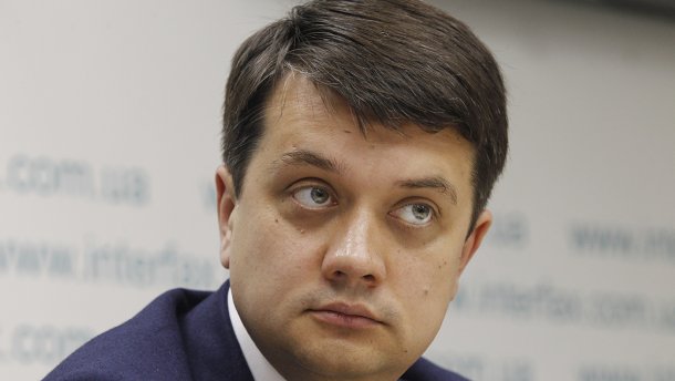 Слуга народа не видит проблемы в том, что один из кандидатов – кум супругов Медведчук